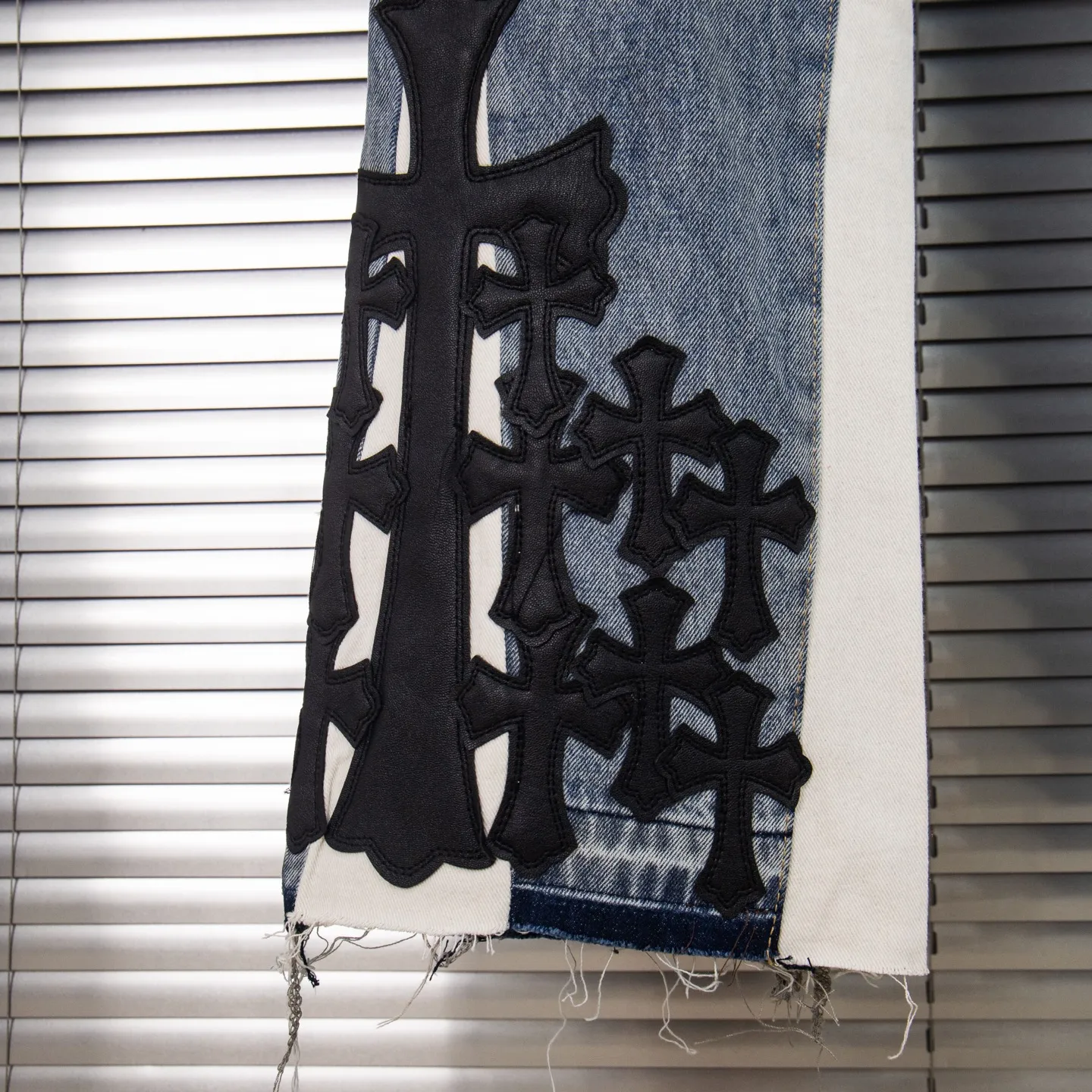 P270 Chrome Hearts Gallery 2025 new limited edition black large cross flared jeans are a hot item this season and are sought after by countless celebrities and fashionistas. The neat details of the cutting process add color to the playful fashion! The neat and meticulous design, and the well-fitting structure is unique. The upper body not only has outstanding recognition, but also looks younger and younger. A style with the ultimate wearing meaning and performance, gorgeous color matching, and the craftsmanship of this style is also extremely extraordinary. After the finished product is washed, it is disassembled and hand-made with sheepskin cross leather and then spliced ​​together to complete. The whole piece has too many craftsmanship to describe. It is decorated with patchwork cross flowers and high-waisted washed jeans! ! Absolutely high-end luxury product, a god-level single product, a super popular product, made by top heavy industry, a magic weapon that cannot be missed to hit the streets. Style number: 1845 Size: 28 30 32 34 36 Color: blue